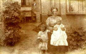 Mirek with his mother and sister, Torun 1917