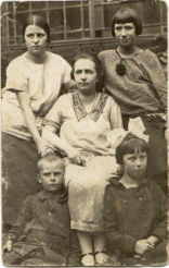 Mirek, with his mother and sisters, Torun 1925